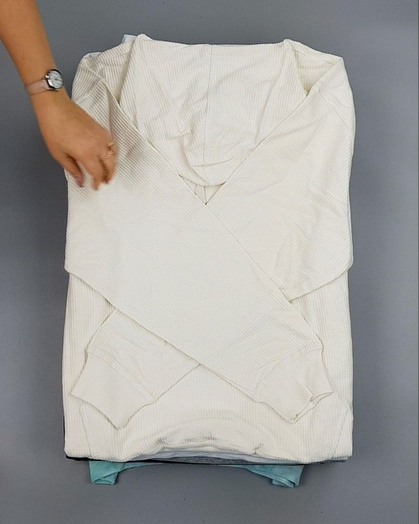 Фотография  347 - HOODIE CAN 084#10 кг, ЛОТ №7034 оптом в Петрозаводске и Карелии