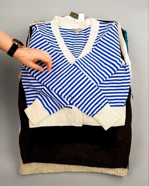 Фотография  903 - Джемпера СТОК CAN 084#7 кг, ЛОТ №7647 оптом в Петрозаводске и Карелии