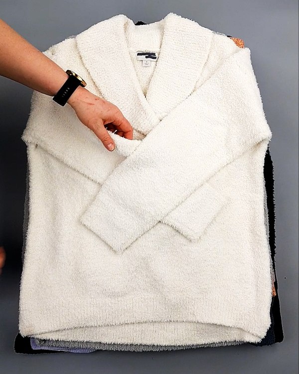 Фотография  338 - Джемпера СТОК CAN 084#7 кг, ЛОТ №7648 оптом в Петрозаводске и Карелии