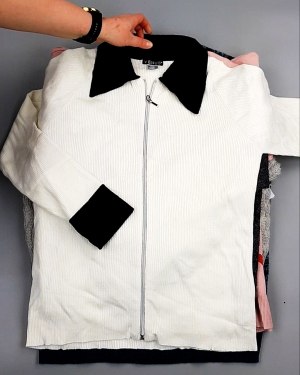 Фотография  683 - Джемпера СТОК CAN 084#7 кг, ЛОТ №7650 оптом в Петрозаводске и Карелии