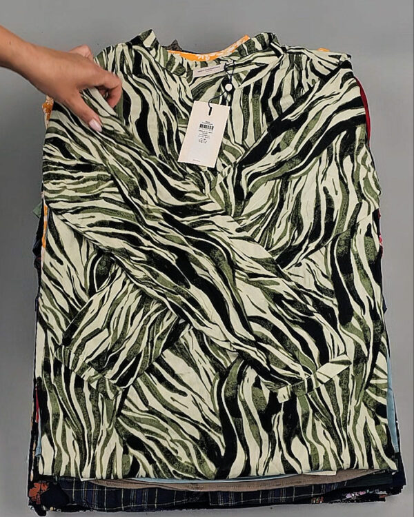 Фотография  880 - Блузки+Джемпера Bestseller Summer 045 B#8,5 кг, ЛОТ №9039 оптом в Петрозаводске и Карелии