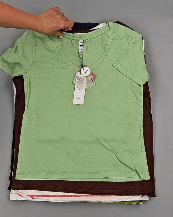 Фотография  699 - Футболки DK COMPANY 045 B#5,5 кг, ЛОТ №9087 оптом в Петрозаводске и Карелии